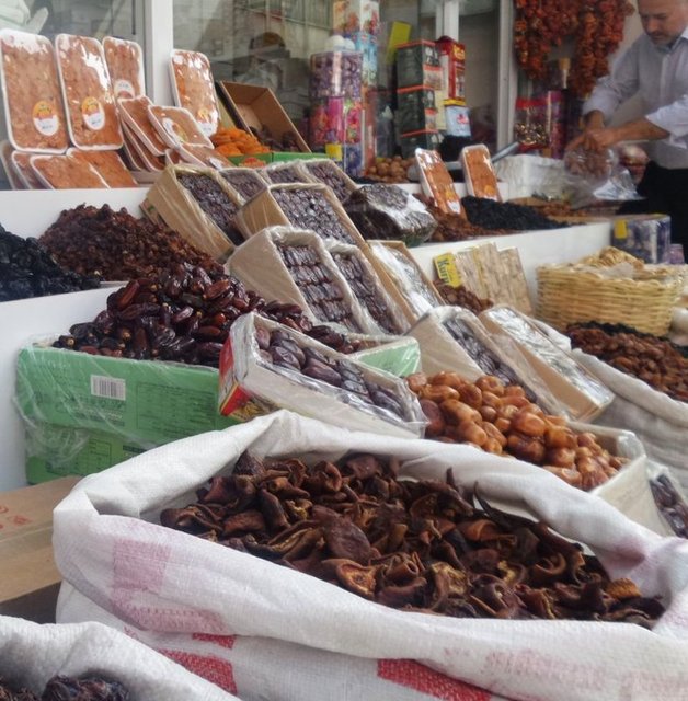 Dekstroz ve früktoz oranı yüzde 75 ile 87 arasında değişir. Glikoz yoktur. İçinde A, C, B1, B2, B3, B6, B9 (folik asit), B12, K, vitaminleri, betakaroten, ayrıca oligo element var.