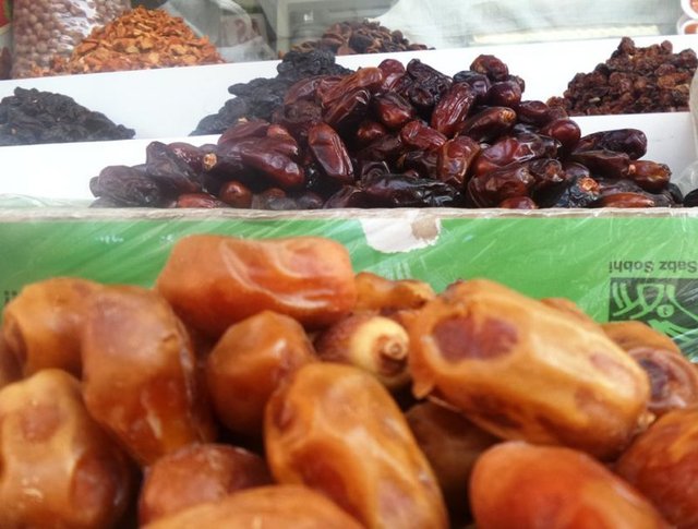 Loğusalıkta süt hormonlarını harekete geçirerek anne sütünün artışını sağlar. (Meryem Suresi). Peygamber Efendimiz, "Kadınlarınıza loğusa döneminde hurma yediriniz. Kim loğusalığında hurma yerse onun çocuğu akıllı ve ağır başlı olur" diyor. Çünkü hurma Hz. Meryem'in loğusalığındaki yiyeceği idi. Şayet hurmadan daha iyi bir yiyecek olsaydı; Allah diğer meyveleri Meryem'e ikram ederdi.