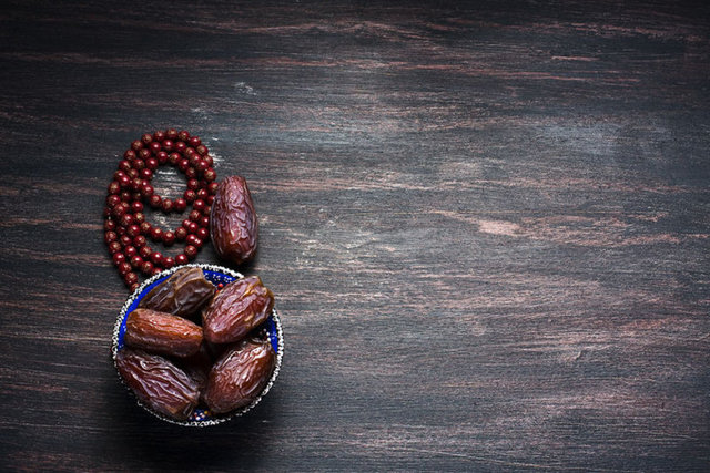 Zeaksantin maddesi de yaşlılığa bağlı kas erimesini önler. Vücuttaki kas kaybını engeller. İdrar söktürücüdür. Dolayısıyla ödem oluşumunu önler. Taze hurmanın içinde bulunan pitosin maddesi, adet sancılarına çok iyi gelir.