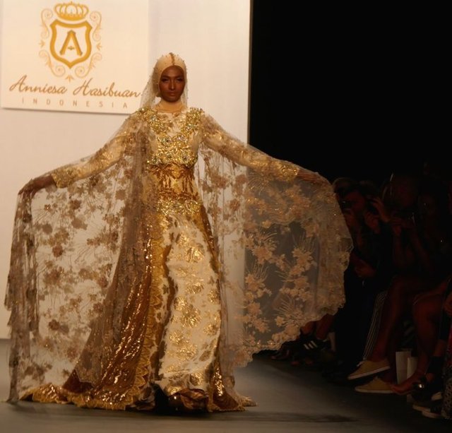 Endonezyalı Müslüman modacı Anniesa Hasibuan'ın defilesi, NYFW çerçevesinde, Kurban Bayramı'nın ilk gününde, New York'un tarihi postane binası içindeki Moynihan İstasyonu Skylight salonunda düzenlendi.