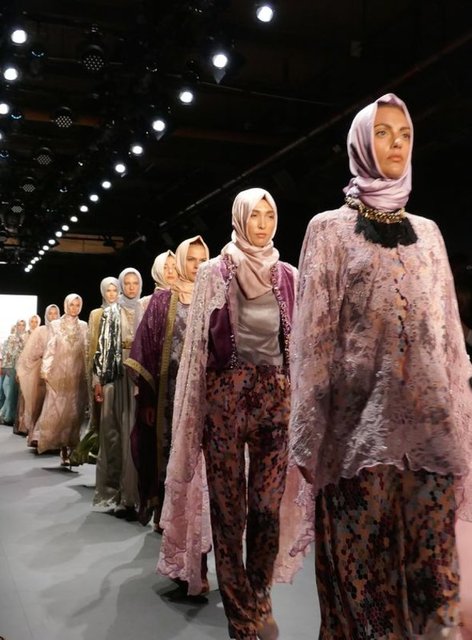 New York Moda Haftası'nda (NYFW) ilk kez tamamı tesettür tasarımlardan oluşan bir defile yapıldı.