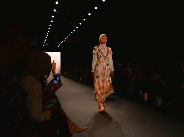 Elbiselerin tasarımında inciler, pullar ve nakışlar kullanan Hasibuan, toplam 48 tasarımını sergiledi.
