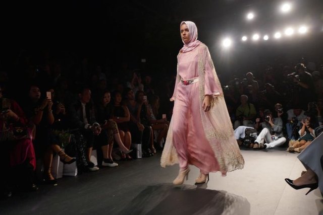 Hasibuan'ın İlkbahar/Yaz 2017 koleksiyonunun sergilendiği defile, NYFW'de tamamı tesettür tasarımlardan oluşan ilk defile olma özelliği taşıdı.