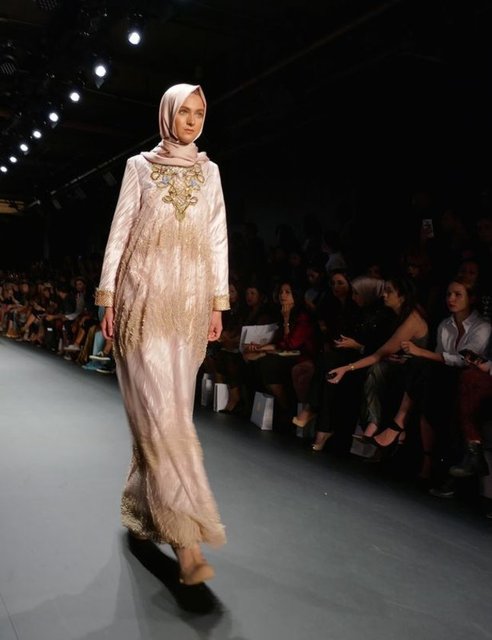 Tasarımları ayakta alkışlanan Hasibuan, yaptığı açıklamada, daha önce İstanbul'da defile düzenlediğini anımsatarak, İstanbul'un kendisine güven verdiğini belirtti. (AA)