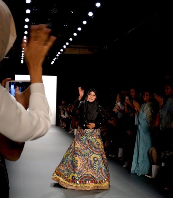 Endonezya güzellik kraliçesi manken Laura Muljadi'nin de katıldığı defileyi izleyenler arasında Endonezya'nın Birleşmiş Milletler (BM) Daimi Temsilcisi Dian Djani Triansyah da yer aldı.