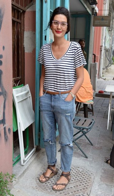 Lila rengi gözlüğü ve kırmızı rujuyla dikkat çeken Bergüzar Korel, "Bu bayram tatile gitmiyoruz, buralardayım" dedi.