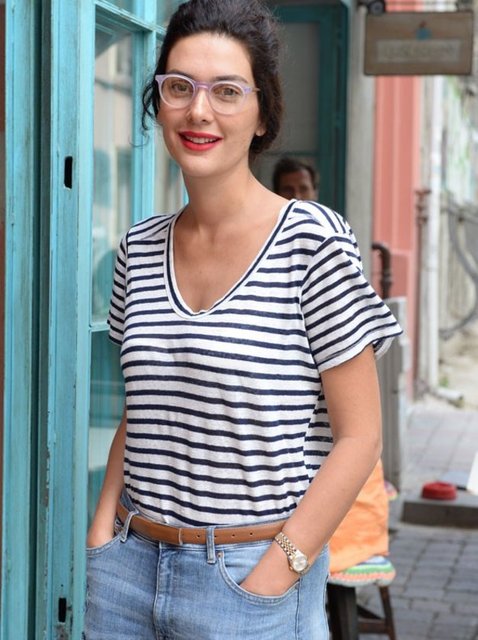 Korel'in kalın çerçeveli gözlükleri ve dağınık hali dikkat çekti. (Hürriyet)