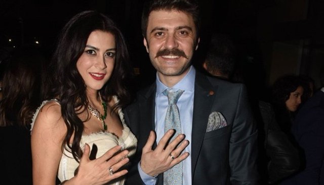 Geçtiğimiz yaz nikah masasına oturmayı planlayan ancak düğünlerini iptal eden Şahin Irmak ve Asena Tuğal çifti dünya evine girmeye hazırlanıyor.