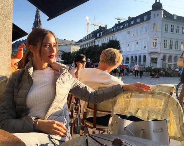 Fahriye Evcen, "Sevgi ve huzur dolu bir bayram dilerim herkese" diyerek herkesin bayramını kutladı.