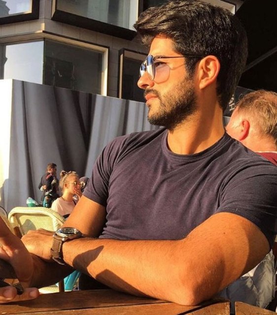 Burak Özçivit ise "Herkese hayırlı bayramlar. Sağlıkla, huzurla, sevdikleriyle..." yorumunda bulundu. Çiftin fotoğrafları, her zamanki gibi binlerce beğeni aldı...