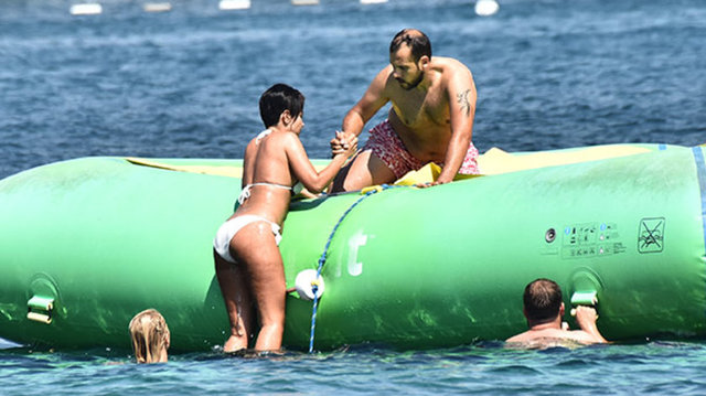 Yaz sezonunun sonunun gelmesiyle tatil bölgelerinin boşalmasını fırsat bilen Ümit Erdim-Seda Çelik çifti, hem eğlenmek hem de dinlenmek için tatile başladı.