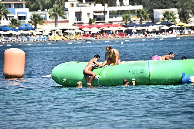 Erdim ve kız arkadaşı, birbirlerini suya atarak şakalaştı. (Cadde) 