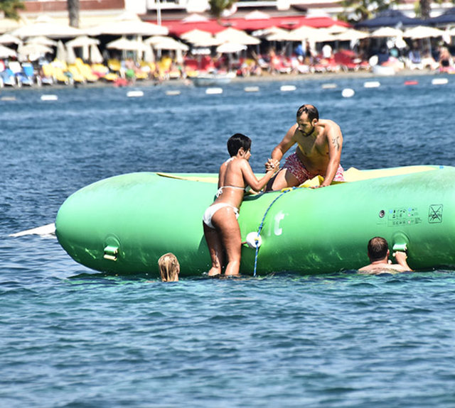 Bol bol denize giren ikili, deniz üzerindeki platformda eğlenceli dakikalar geçirdi.