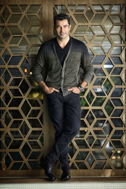 "ALLAH ONDAN RAZI OLSUN"Marmaris'teki köylüler, "Kenan İmirzalıoğlu, yüreği çok güzel bir insan. Onun sayesinde bu bayram çoluğumuza çocuğumuza kurban eti yedirebildik. Allah ondan razı olsun" dedi.