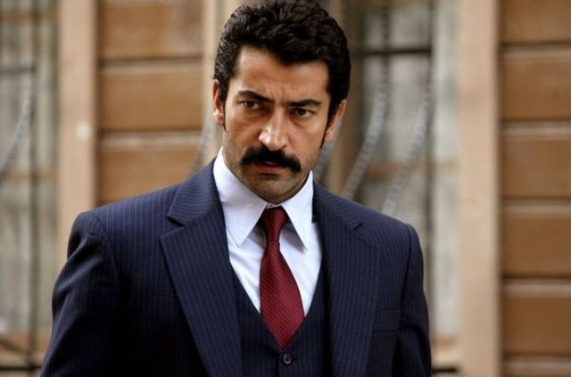 Geçtiğimiz yıl Cihangir Münir Özkul İlköğretim Okulu'na 20 bin lira değerinde bir kütüphane yaptırarak eğitime destek veren Kenan İmirzalıoğlu, bayramda ise ihtiyaç sahiplerinin yüzünü güldürdü.