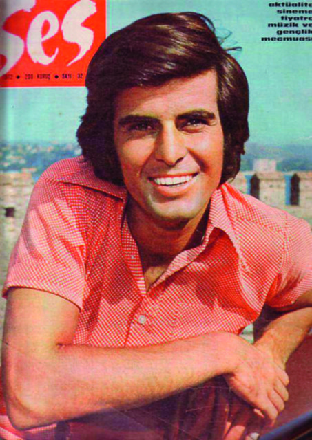 ŞERİF SEZER  - Birlikte birçok filimde rol alan Şerif Sezer: 'Tarık ben iyiyim demişti. Hastaneye gidip geldiğini biliyordum. Çok üzgünüm hiç beklemiyordum. Bütün Türkiye'nin, herkesin çok sevdiği biriydi. Şu an konuşamıyorum. Onunla iki filmde oynadık. 'Yol' gibi.. Orası çok soğuktu, çok severek çalışıyorduk. Tarık'la ben çok asılıyorduk filmde, çok iyi bir şey yaptığımızı biliyorduk. Sonra çocuklarımızla birlikte 'Deli Deli Olma'da oynadık birlikte. Çok iyi arkadaşımdı, dostumdu. Epeydir görmüyordum onu. Ama hasta olduğunu duyduğumda konuştuk, beni tersledi, 'Yok öyle bir şey nereden duydun' dedi. 'İyiyim ben, sonuçlarım temiz çıktı' dedi. Haberlerini alıyordum ama bunu beklemiyordum tabii. Şok oldum bu sabah...