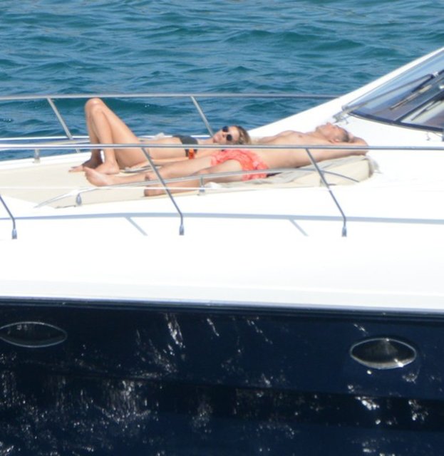 Tuğba Coşkun ile Önder Fırat, bu yazı da Bodrum'da geçirdi. Yıllardır basına birlikte görüntü vermeyen ikili, önceki gün tekne turunda görüntülendi.