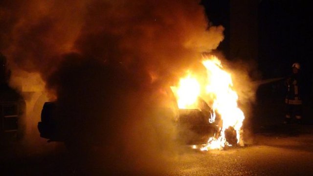 Park halinde bulunan bir minibüs ve bir otomobilin motor kısmında yangın çıktı. 