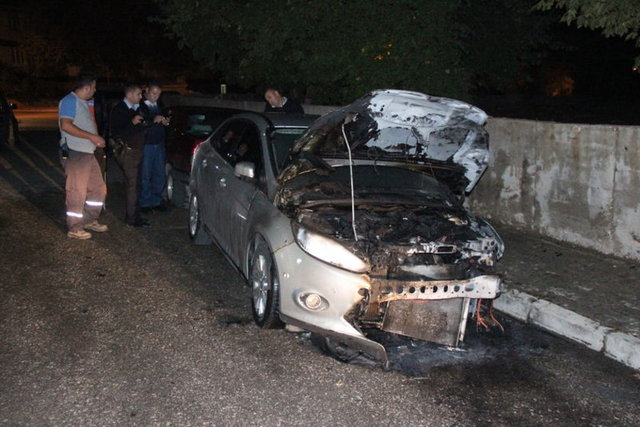 Alevler kısa sürede tüm aracı sararken sürücü kendisini güçlükle dışarı attı. 