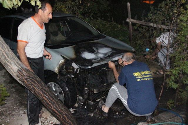 İddiaya göre seyir halindeki 42 BYF 76 plakalı otomobilin motor kısmında yangın çıktı. 