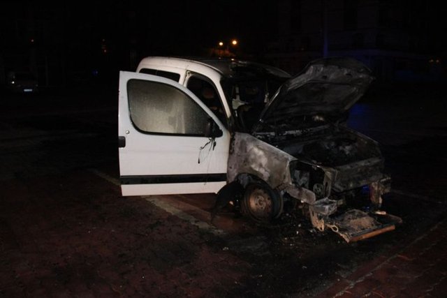 İtfaiye ekipleri yangını müdahale edip söndürürken, otomobil tamamen kullanılamaz hale geldi. 