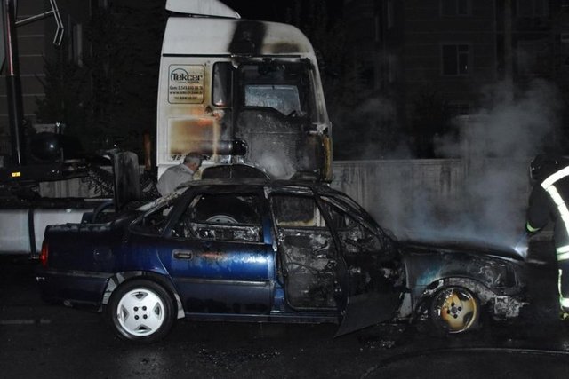 Yangını fark eden vatandaşların ihbarı üzerine olay yerine sevk edilen itfaiye ekipleri yangına hemen müdahale etti. 
