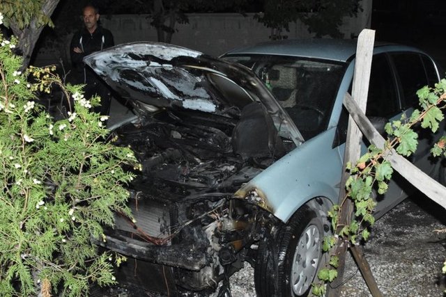 Yapılan incelemelerde araçların motor kısmına yanıcı madde dökülerek yakıldığı tespit edildi. 