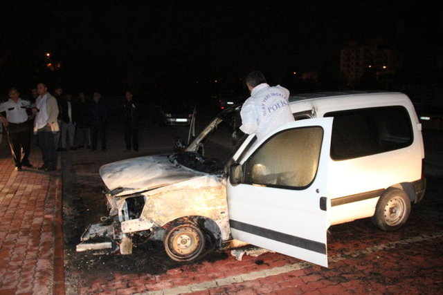 Araçlar kullanılamaz hale gelirken, bu araçlarında yanıcı madde dökülerek yakıldığı belirtildi. 