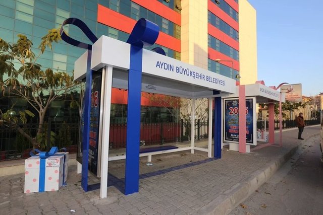 Son günlerde sosyal medyada trend haline gelen "sunum çılgınlığı"na Aydın Belediyesi de katıldı. İşte Aydın Büyükşehir Belediyesi'nin Twitter hesabından paylaştığı o fotoğraf... - "Belediye otobüscüklerinin aniden çıka gelmesi ve yolcuların hazırlıksız yakalanması, çok şükür Aydın belediyesi olarak alelacele hazırlandık"