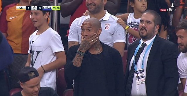 Eren Derdiyok'un rövaşata golünden sonra Nigel de Jong...