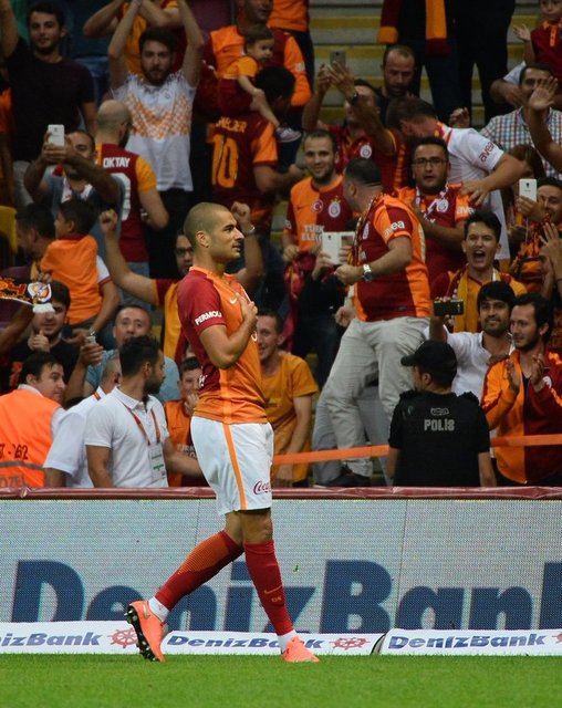 * Eren Derdiyok'tan gol sonrası Metin Oktay selamı.