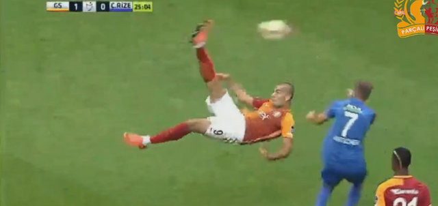 * Eren Derdiyok "Tövbe estağfurullah" lık bir gol attı... :) Enfes... İzlerken aklıma Alex'in Samsun'a attığı gol geldi
