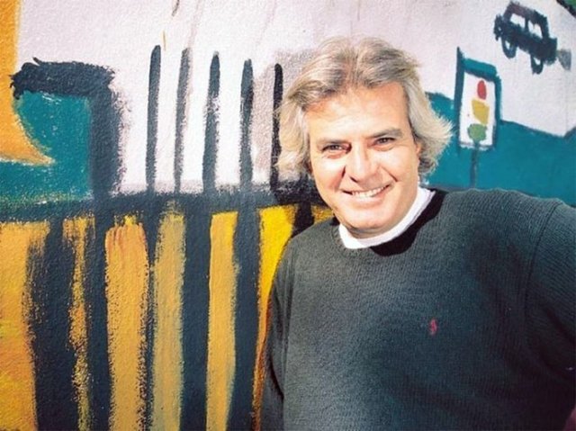 1 yıldan uzun süredir akciğer kanseri  ile mücadele eden sinema sanatçısı Tarık Akan 16 Eylül 2016 günü 66 yaşında hayatını kaybetti.  Akan'ın bu acı kaybı bu sene hayatını kaybeden pek çok ünlü isim gibi yüreğimize bir ateş düşürdü. İşte 2016 yılında hayatını kaybeden diğer ünlü isimler... 