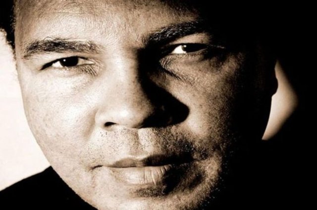 ABD'li efsanevi boksör eski ağır sıklet dünya şampiyonu Muhammed Ali 74 yaşında 3 Haziran'da hayatını kaybetti. Muhammed Ali, 1984 yılından beri Parkinson hastalığı ile mücadele ediyordu.