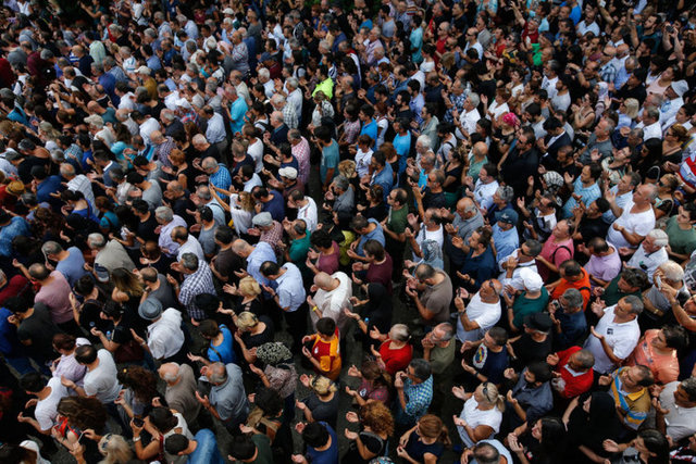 Yeşilçam'ın efsane oyuncusu Tarık Akan, Teşvikiye Camii'nde düzenlenen cenaze töreninin ardından Zuhuratbaba Mezarlığında toprağa verildi.