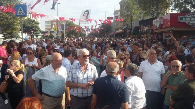 Bakırköy İncirli'de toplanan binlerce kişi Tarık Akan'ın cenazesini bekliyor.