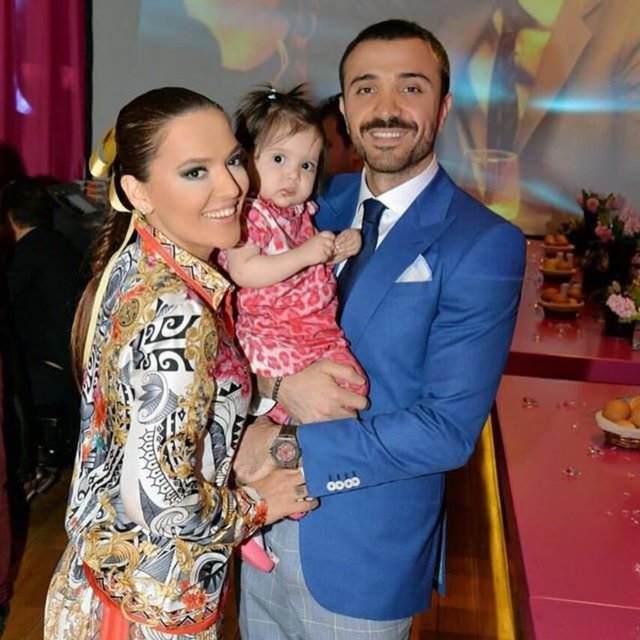 * "Instagram'da reklam karşılığı kullandığım bazı ürünler gerçek ve iyi. Bazıları da değil. Mesela şampuanların faydasını görmedim. Çaylardan biri dışında hepsini lavaboya boşalttım."