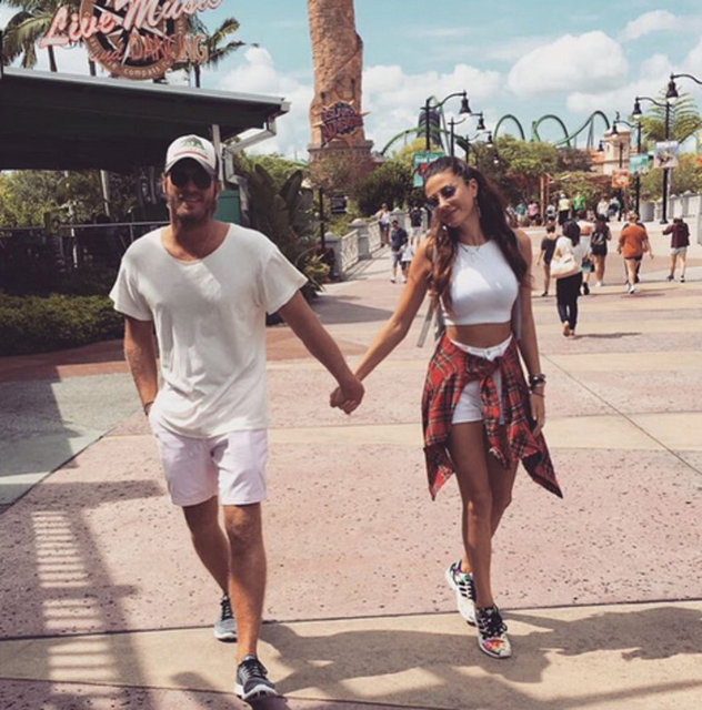 Başak Dizer eşiyle birlikte ele ele çekilmiş karelerini sosyal medyada paylaştı. Florida sokaklarını el ele gezen mutlu çiftin fotoğrafı kısa sürede büyük beğeni topladı. Tatlutuğ çiftine 'çok mutlu olun' yorumları yapıldı.