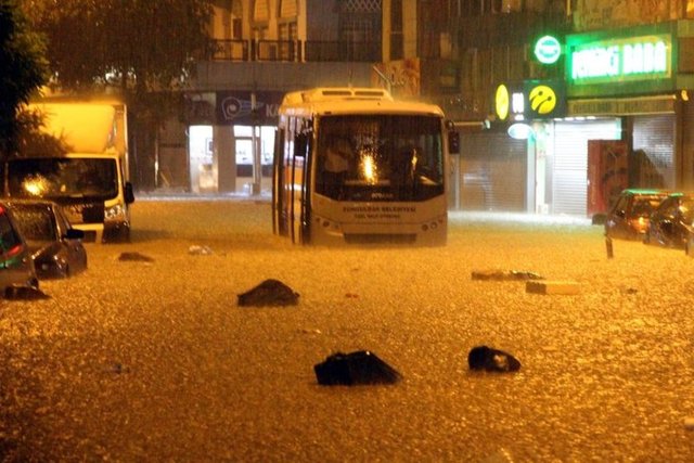 Zonguldak il merkezi ve Kozlu ilçesinde şiddetli yağış nedeniyle bazı iş yerlerini su bastı, yollarda biriken taş ve çamur nedeniyle sürücüler araçlarıyla ilerlemekte güçlük çekti.