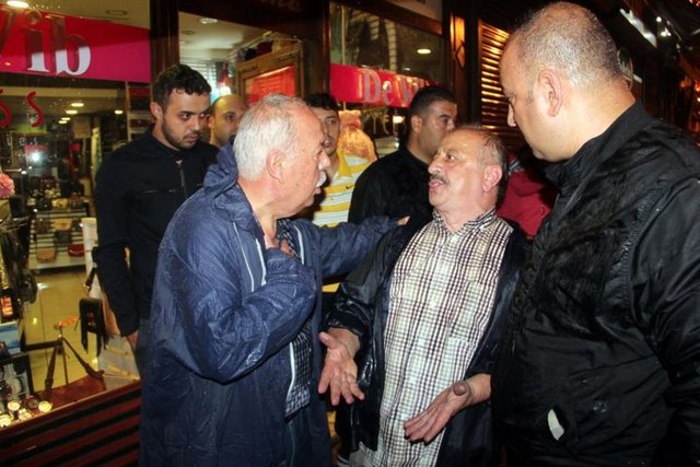 İş yeri sular altında kalan esnaf, belediye başkanı Muharrem Akdemir'e yeterli önlem almadıklarını idda ederek tepki gösterdi.