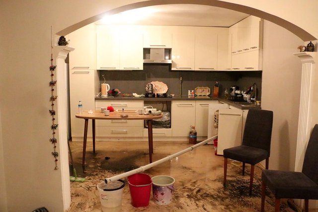 Şişli Fulya'da iki ayrı sokaktaki 9 daire yağmur suları altında kaldı.