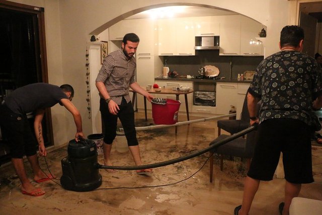 İtfaiye ekipleriyle birlikte suları tahliye etmeye çalışan vatandaşlar, Şişli Belediyesi'ni suçladı.