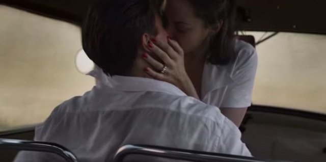 ABD medyası çekimler sırasında Pitt ve Cotillard arasında gözlemlenen "elektriğe" dikkat çekmişti.