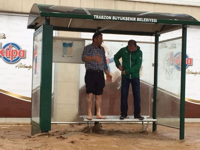 Mahsur kalan öğrenciler ve öğretmenler kurtarma ekiplerinin yardımıyla okuldan çıkarıldı. 