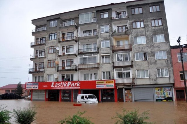 Vali Yavuz, bu konuda Trabzon genelinde başka bir sıkıntıları olmadığını dile getirerek, "Yağışın devam edeceği söyleniyor ama yağışın doğuya doğru kayacağı yönünde Meteoroloji'nin verileri var.