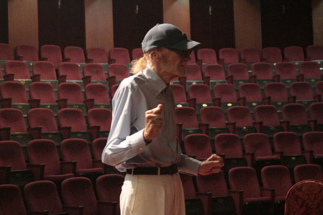 Provaları devam eden oyunda Ünsal, Yiğit Pakmen, Melda Narin Güler, Hafız Şengir, Sertaç Ataç ve Kayhan Yıldızoğlu ile aynı sahneyi paylaşıyor.