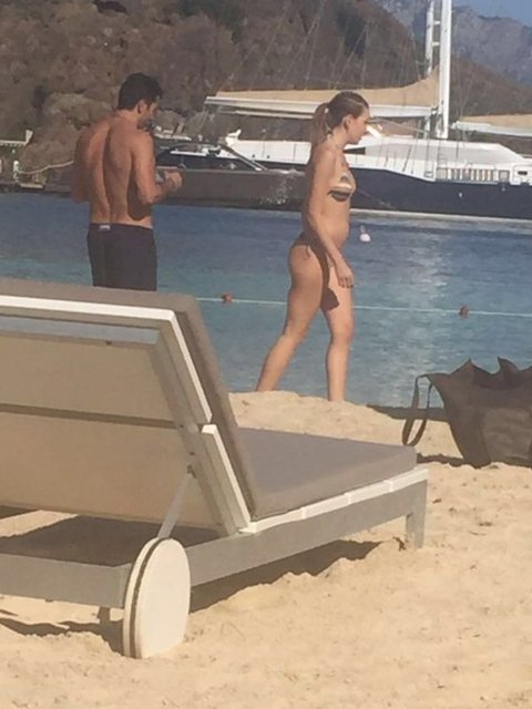 Dört aylık evli Sinem Kobal'ın karnındaki şişlik, "Göbek mi bebek mi?" sorusunu akıllara getirdi.