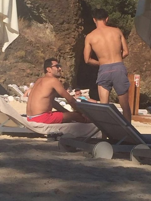 Hayranlarıyla sohbet edip fotoğraf çektiren Kobal ve İmirzalıoğlu, denize girmek içinse sakin bir koyu tercih etti. Çift, bir süre yüzüp şakalaştıktan sonra odalarına çekildi.