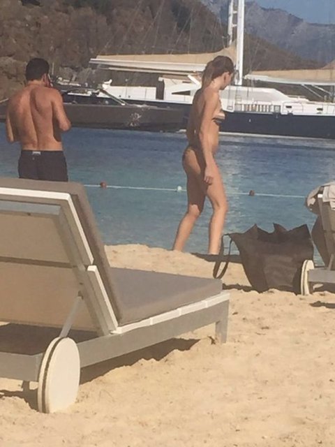 Okulların açılmasıyla tatil beldelerindeki kalabalığın azalmasını fırsat bilen ikili, soluğu Marmaris'teki bir otelde aldı. Önceki gün kaldıkları otelin plajında görüntülenen oyuncu çift, kendilerine gösterilen ilgiyi karşılıksız bırakmadı.