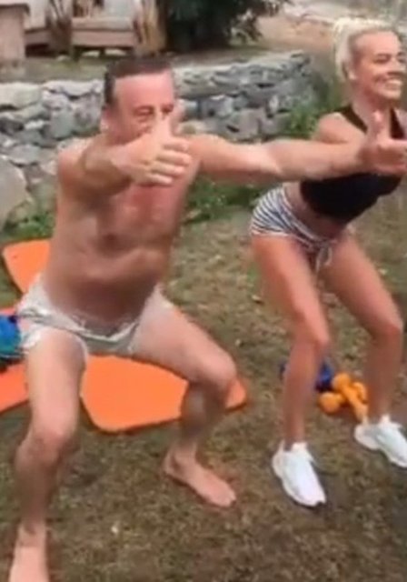 62 yaşında olan Ali Ağaoğlu'nun sevgilisiyle arasındaki uyum gözlerden kaçmadı.